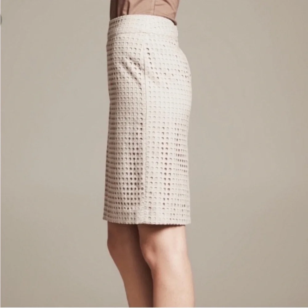 Banana Republic Size 2 Tan Eyelet Pencil Skirt Embellished Knee-Length